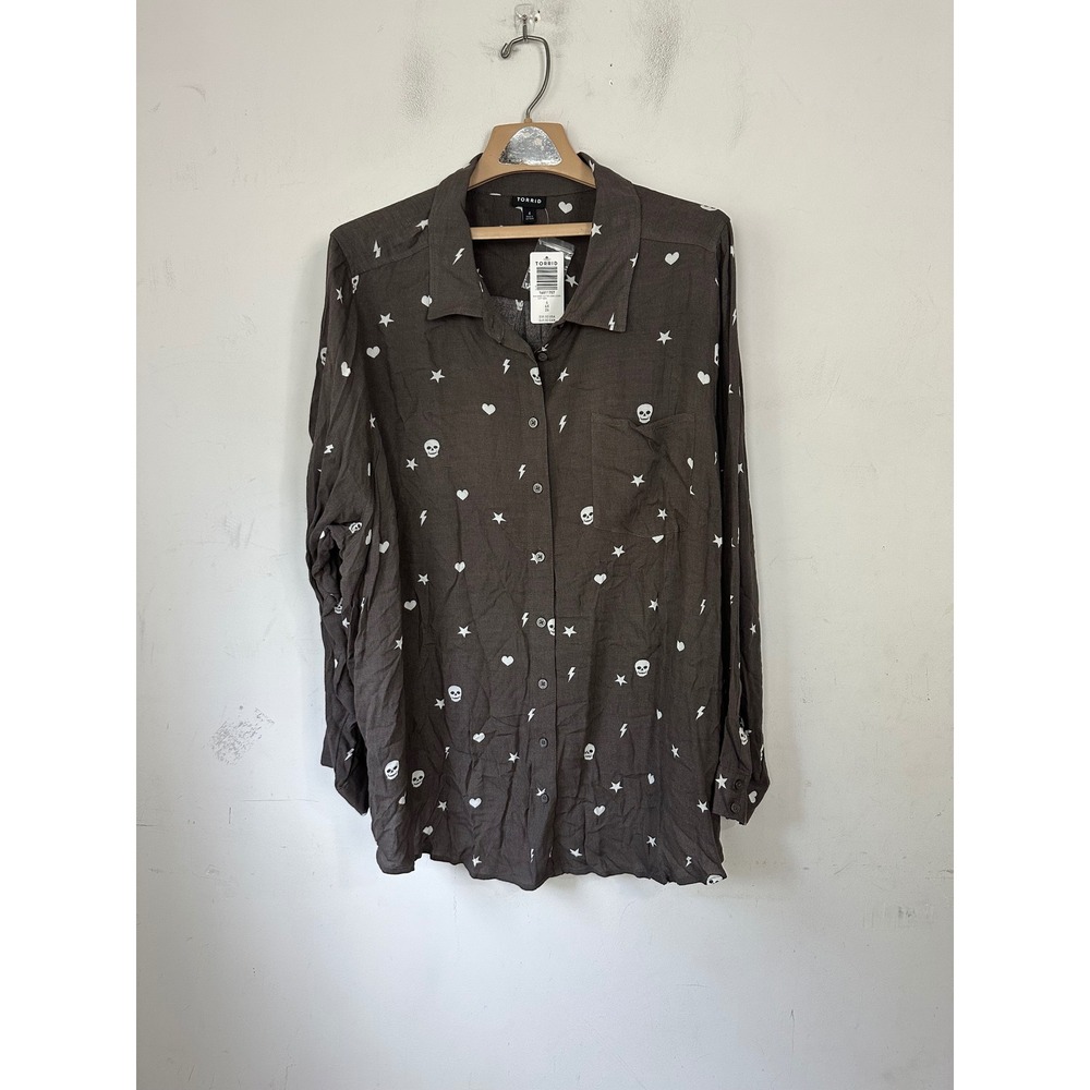 Torrid Womens 4 4X Dark Gray Skull Heart Star Lightning Bolt Rayon Button Down